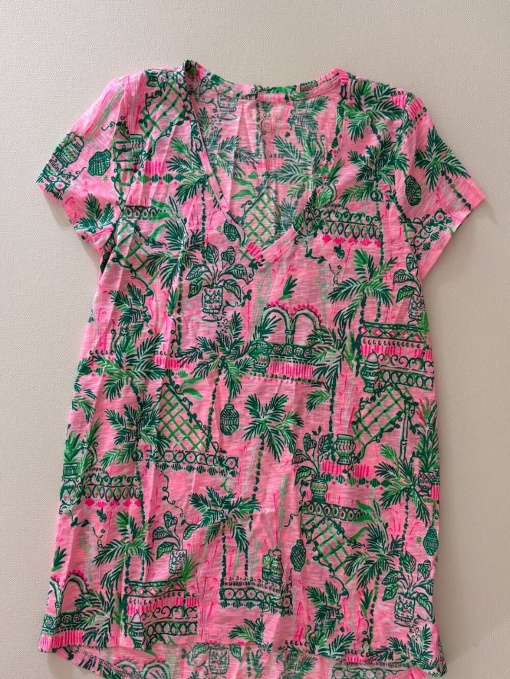 Lilly Pulitzer Etta V-Neck Tropical Print Tee Pink Green XS